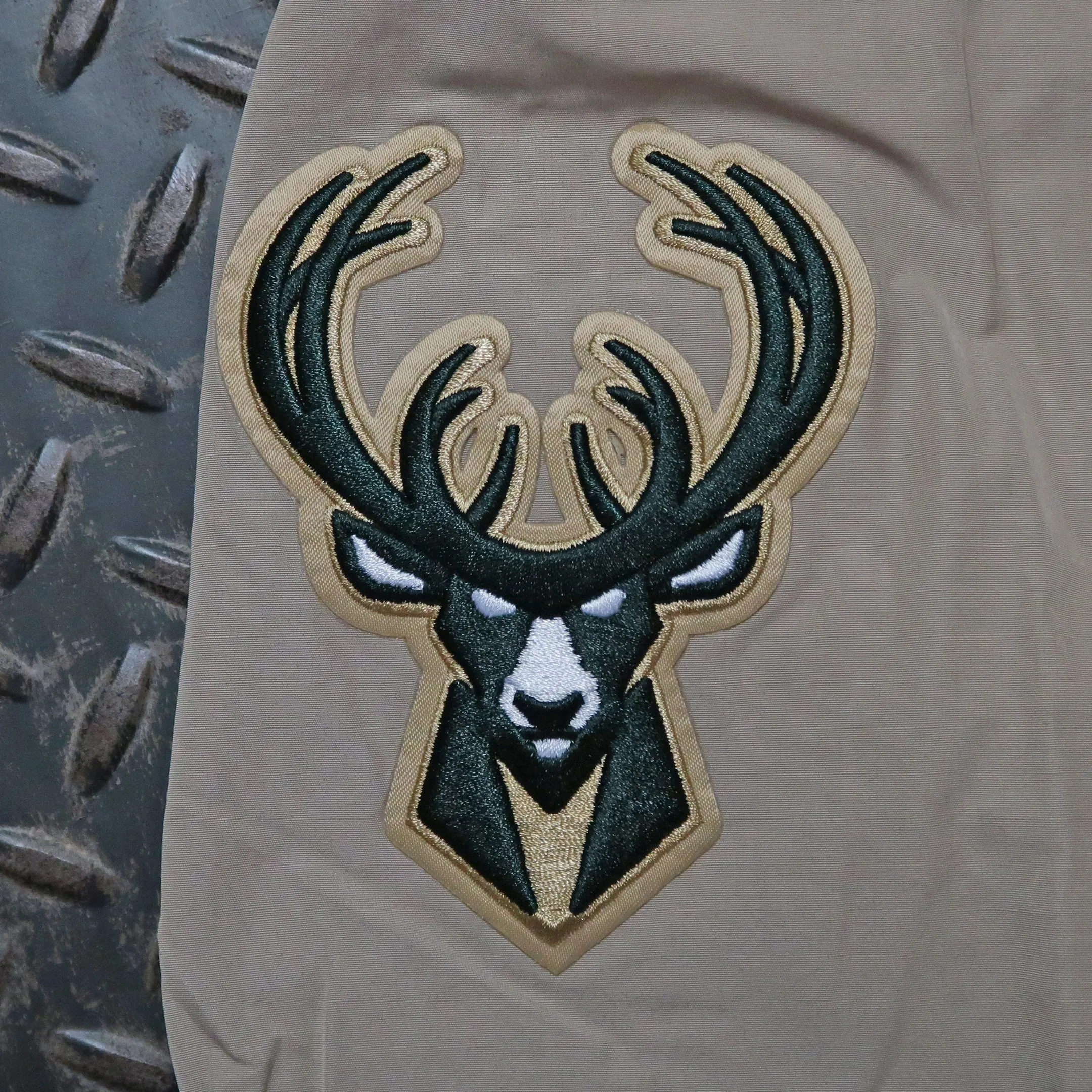 Pro Standard Milwaukee Bucks Classic Zip Hooded Jacket