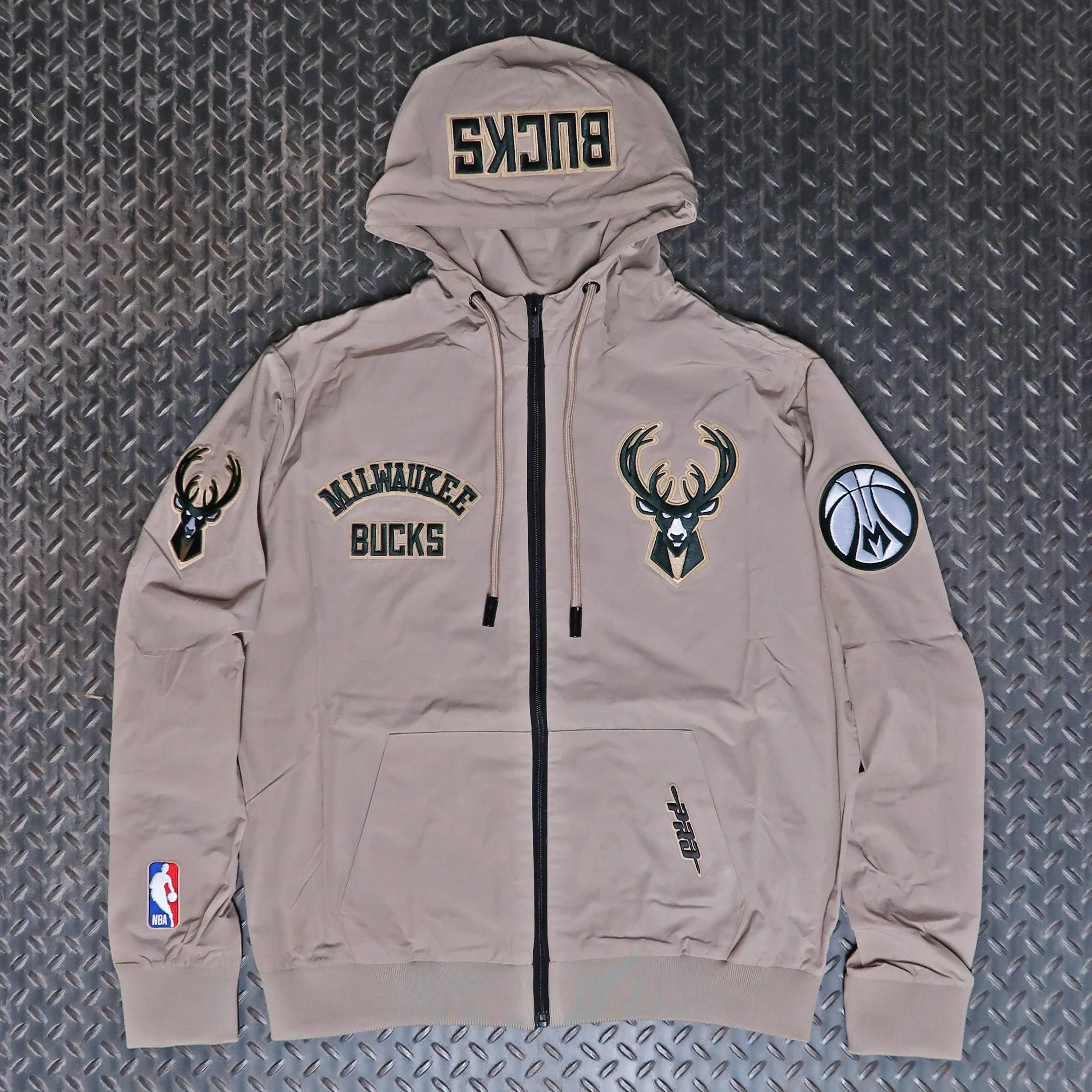 Pro Standard Milwaukee Bucks Classic Zip Hooded Jacket